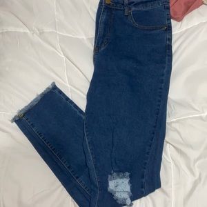 Ripped knee frayed hem skinny jean